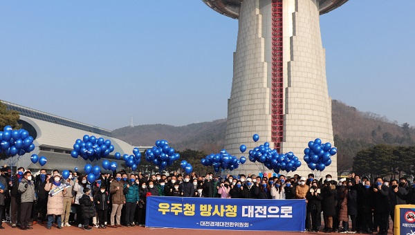 ▲ 이재명 더불어민주당 대선 후보가 12일 대전 엑스포광장 한빛탑 앞에서 지지자들과 기념촬영을 하고 있다.ⓒ대전정치부기자단