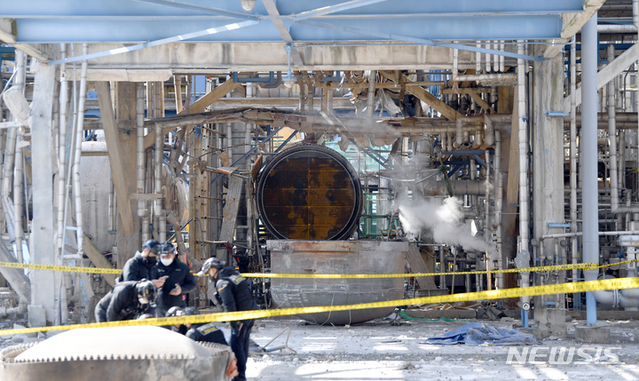 ▲ 11일 오전 전남 여수시 화치동 여수국가산단 내 입주기업 여천NCC 업체에서 8명의 사상자가 발생하는 폭발사고 발생해 경찰이 현장조사를 하고 있다.ⓒ뉴시스