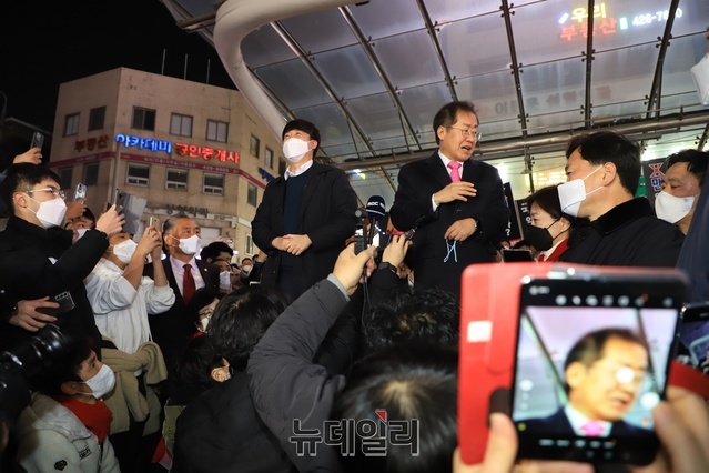 ▲ 국민의힘 이준석 대표와 홍준표 선대위 상임고문이 12일 저녁 대구 동성로에 나타나자 1천여명에 달하는 젊은이들과 대구시민들이 몰려들면서 대선 원팀 합류효과가 여실히 드러났다.ⓒ뉴데일리