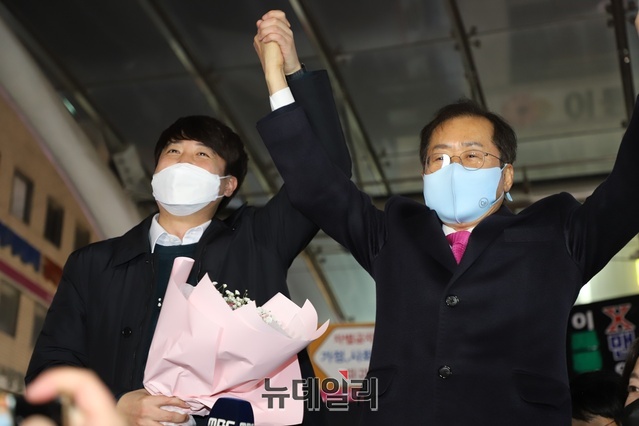 ▲ 이날 이준석(왼쪽) 대표와 홍준표 의원이 연단에 올라 지지자 환호에 손을 들어 인사를 하고 있다.ⓒ뉴데일리