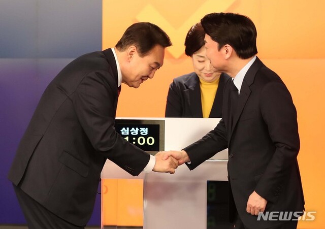 ▲ 윤석열 국민의힘 대선 후보(왼쪽)와 안철수 국민의당 대선 후보가 지난 11일 오후 서울 중구 매경미디어센터에서 열린 한국기자협회 주최방송 6개사 공동 주관 2022 대선후보 초청 토론회 시작에 앞서 인사하고 있다.ⓒ뉴시스