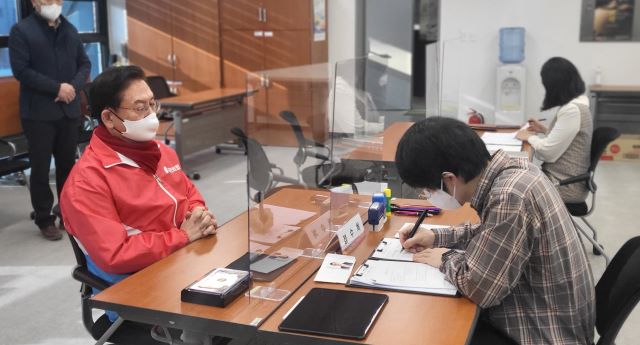 ▲ 3·9 충북 청주상당 국회의원 재선거와 관련해 국민의힘 정우택 후보가 14일 후보 등록을 하고 있다.ⓒ정우택 캠프