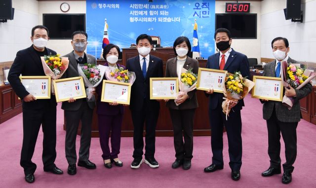 ▲ (왼쪽부터) 변종오 의원, 김영근 위원장, 김미자 의원, 최충진 의장, 유영경 의원, 안성현 위원장, 임정수 위원장.ⓒ청주시의회