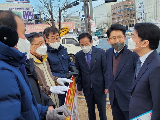 ▲ 안철수 후보가 형산로터리에서 릴레이 1위 시위를 진행하는 강창호 위원장을 만나고 있다.ⓒ포항시