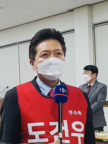 ▲ 도건우(50, 무소속) 전 삼성경제연구소 수석연구원은 14일 대구 중구남구 국회의원 보궐선거 후보 등록을 하고 본격 선거전에 뛰어들었다.ⓒ도건우 후보측