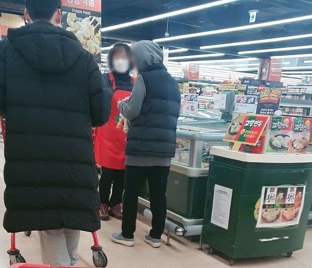 ▲ 지난 12일 서울의 한 대형마트에서 판촉사원이 소비자들에게 제품을 호객하고 있는 모습ⓒ조현우 기자