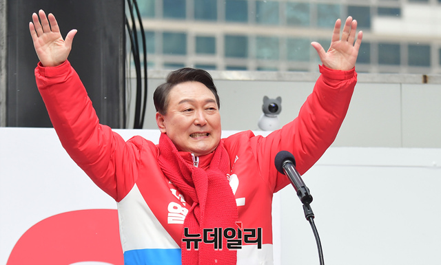 ▲ 윤석열 국민의힘 대선 후보가 20대 대선 공식 선거운동 개시일인 15일 오전 서울 청계광장에서 열린 '국민이 키운 윤석열' 출정식에서 연설을 하고 있다.ⓒ이종현 기자