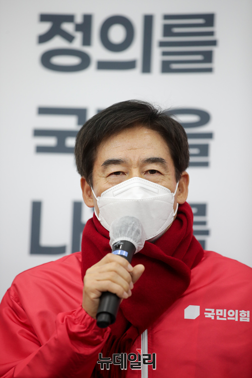 ▲ 이용호 국민의힘 의원이 15일 신년 들어 코로나-19 일일 신규 확진자가 5만명대를 기록하고 있는 만큼, 확진자 등에 대한 생활지원비 지급 기준이 세밀하게 재검토돼야 한다고 주장했다. 이용호 의원 자료사진. ⓒ정상윤 기자