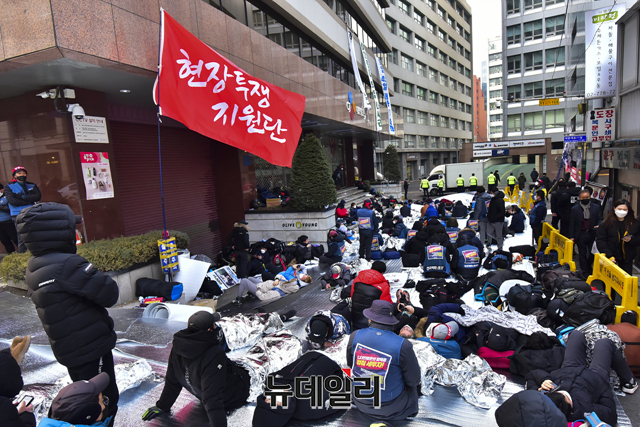 ▲ CJ대한통운 본사 앞 점거 중인 택배노조원 ⓒ 강민석 기자