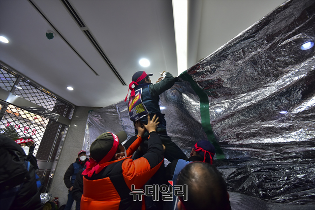 ▲ 내부 보안용 CCTV를 가리는 조합원 ⓒ 강민석 기자