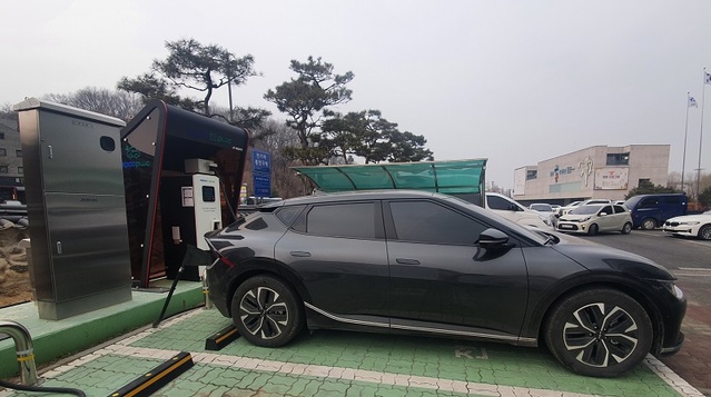 ▲ 전기차충전소에서 충전 중인 전기자동차.ⓒ천안시