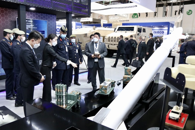 ▲ 2021년 2월 열렸던 UAE 국제방산전시회 IDEX(International Defence Exhibition & Conference)를 방문한 현지 군 관계자에게 LIG넥스원 담당자가 중거리 지대공 유도무기 '천궁 II'를 소개하고 있다. ⓒLIG넥스원