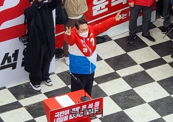 ▲ 윤석열 국민의힘 대선 후보가 15일 대전에서 첫 유세를 갖고 시민들에게 지지자들에게 손을 높이 들어 승리 표시의 V자를 나타내고 있다.ⓒ김경태 기자