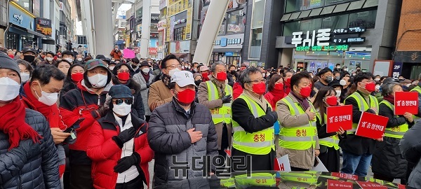▲ 15일 대전 으능정이에 집결한 윤석열 국민의힘 대선후보 지자자들.ⓒ김경태 기자