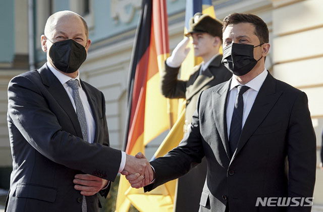 ▲ 14일 정상회담에 앞서 악수하는 올라프 숄츠 독일총리와 볼로디미르 젤렌스키 우크라이나 대통령. ⓒ뉴시스 AP. 무단전재 및 재배포 금지.