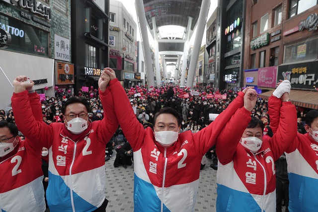 ▲ 윤석열 국민의힘 대선후보가 15일 대전 중구 으능정이 문화의 거리를 찾아 손을 들어 올리고 있다.ⓒ국민의힘 제공