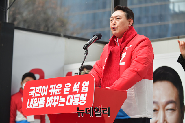 ▲ 윤석열 국민의힘 대선 후보가 20대 대선 공식 선거운동 개시일인 15일 오전 서울 청계광장에서 열린 '국민이 키운 윤석열' 출정식에서 연설을 하고 있다.ⓒ이종현 기자