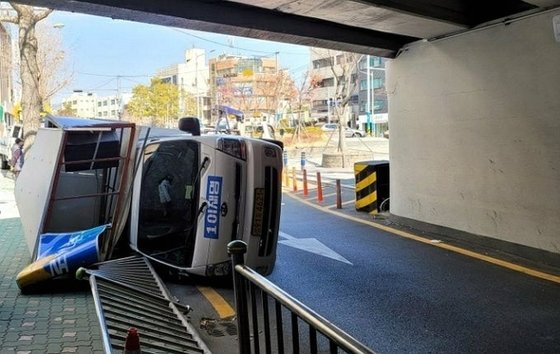 ▲ 15일 부산 진구의 한 도로에서 이재명 더불어민주당 대통령 후보의 유세차량이 지하차도 천장과 부딪혀 전도되는 사고가 발생했다. 사진은 사고현장 모습. ⓒ독자 제공