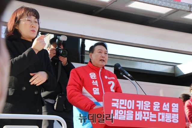 ▲ 윤석열 후보는 유세에서 검사 시절 대구에서 근무한 경험을 들며 “저는 대구의 아들과 다름 없다. 제가 대구와 인연을 맺지않았다면 이 자리에 어떻게 있었겠느냐”며 대구와 인연을 강조하며 지지를 호소했다.ⓒ뉴데일리