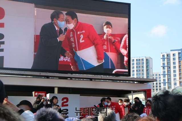 ▲ 유세에서는 홍준표 의원이 연단에 올라 대구시민들 상대로 “윤석열 후보 지지를 당부한다”고 말해 큰 박수를 받았다.ⓒ뉴데일리