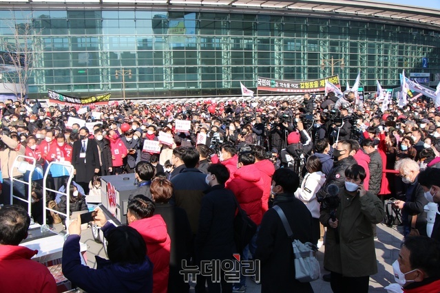 ▲ 유세에서는 윤 후보를 보려는 시민과 당원 등 지지자 3천여명이 운집한 가운데 높은 열기속에 진행됐다.ⓒ뉴데일리