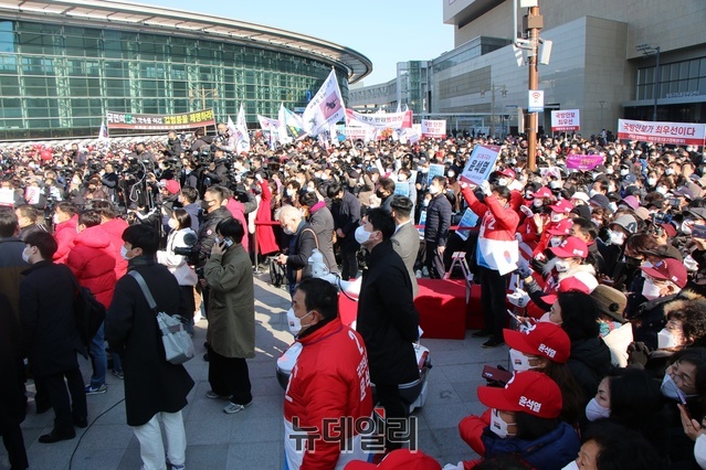 ▲ 동대구역 유세에서 지자들이 '윤석열 대통령'을 외치고 있다.ⓒ뉴데일리