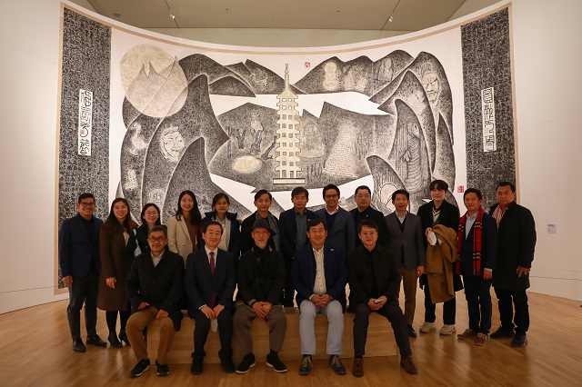 ▲ 캄보디아 국회 외교위원장 일행이 솔거미술관에서 기념촬영을 하고 있다.ⓒ경주엑스포