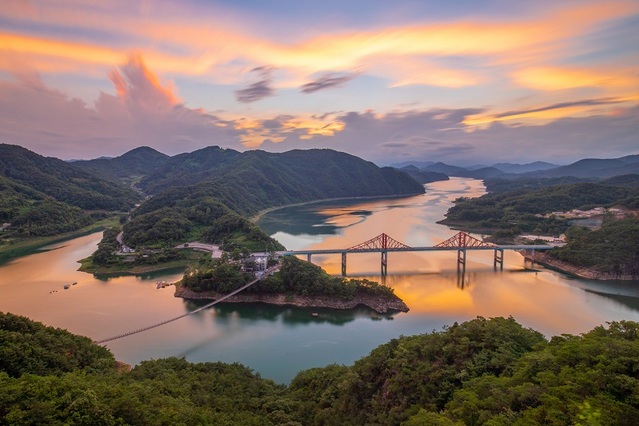 ▲ 제천시 관광지 옥순봉 출렁다리 전경.ⓒ제천시