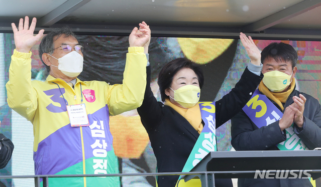 ▲ 15일 심상정 정의당 대통령 후보가 전북 전주시 롯데백화점 사거리에서 열린 출정식에 참석해 손을 흔들며 지지자들에게 인사를 하고 있다. ⓒ뉴시스