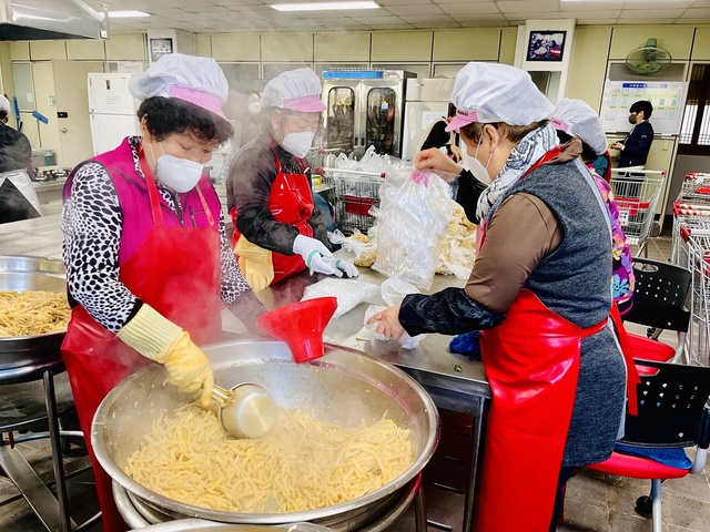 ▲ 칠곡군교육문화회관은 정월대보름을 맞아 홀몸 어르신 160세대에 음식을 전달했다.ⓒ칠곡군