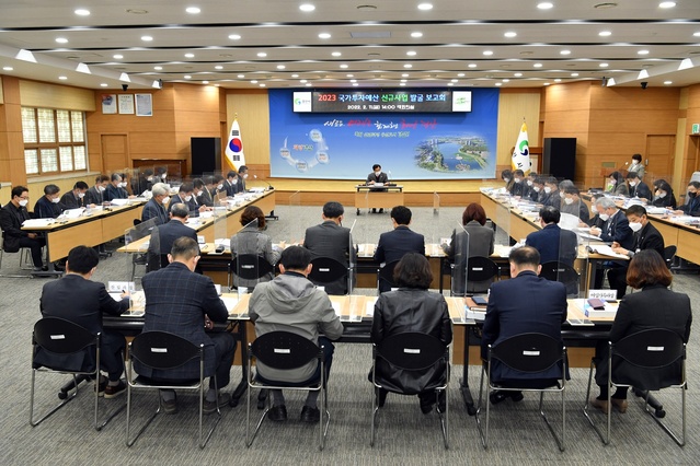 ▲ 경산시(시장 최영조)는 시민의 삶의 질 향상과 지역발전을 견인할 신성장동력 사업 발굴을 위해 지난 1월부터 ‘2023년도 국가투자예산 신규사업 발굴 활동’을 전개하여 25개 신규사업을 발굴, 11일 시청 대회의실에서 최영조 시장 주재로 제1차 보고회를 했다.ⓒ경산시