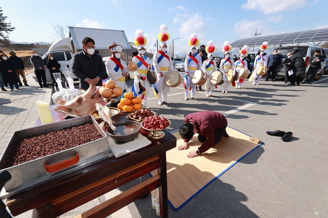 ▲ 2월 15일 오후 2시, 별동네공동체, 성주군 농민회, (사)풍물마실이 주최 및 주관이 돼 성주 성산동 고분군 전시관 앞 광장에서 성산 되찾기 군민 기원제 및 지신밟기를 진행했다.ⓒ성주군