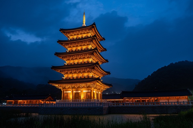 ▲ 김천사명대사공원 평화의 탑 야경.ⓒ경북도