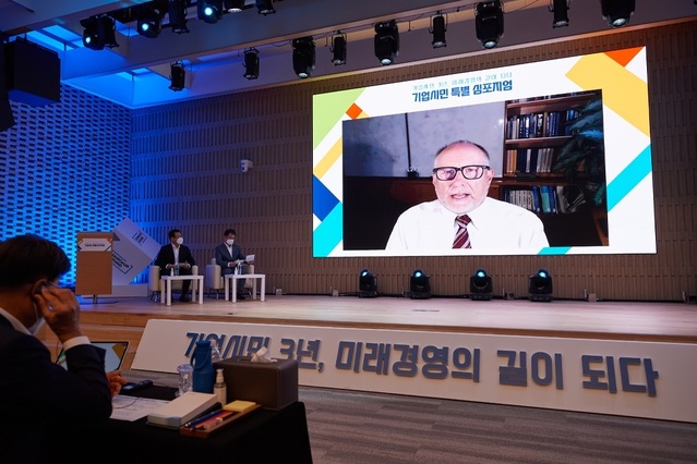 ▲ 윌리엄 바넷 스탠퍼드 경영대학원 주임교수가 지난해 7월 열린 기업시민 특별 심포지엄에서 온라인으로 기조강연을 하는 모습. ⓒ포스코