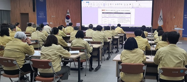 ▲ 논산시가 간부공무원을 대상으로 코로나19 대응 교육을 하고 있다.ⓒ논산시