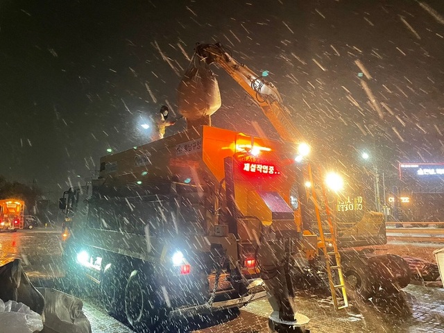 ▲ 천안시 공무원 등이 지난 15일 밤부터 새벽까지 눈을 치우고 있다.ⓒ천안시