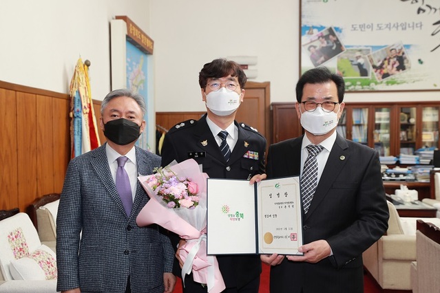 ▲ 우측부터 이시종 충북도지사, 손석연 경감, 남기헌 충북자치경찰위원장.ⓒ충북자치경찰위원회