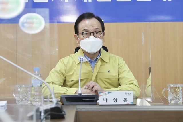 ▲ 박상돈 천안시장이 16일 새벽 주요 제설작업 현장을 점검한 뒤 시청에서 가진 상황보고회에서 시민안전을 위해 이면도로 제설작업을 신속히 할 것을 지시하고 있다.ⓒ천안시