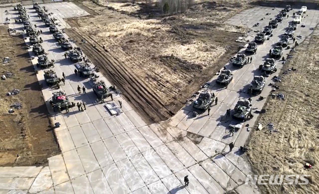 ▲ 지난해 4월 크림반도에서 훈련을 준비하는 러시아 육군병력. 이들은 훈련 후 원대복귀 했다. ⓒ뉴시스 AP. 무단전재 및 재배포 금지.