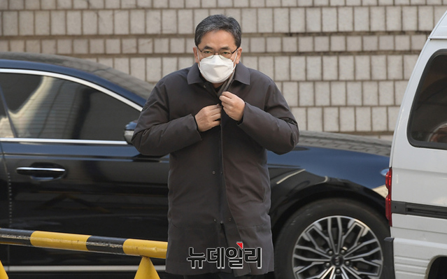 ▲ 곽상도 전 국민의힘 의원이 지난 4일 오전 서울 서초구 서울중앙지법에서 열린 두번째 구속 전 피의자 심문(영장실질심사)에 출석하고 있다. ⓒ정상윤 기자