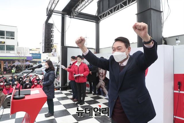 ▲ 윤석열 국민의힘 대선 후보가 16일 전북 전주 덕진군 전주역 앞에서 지지를 호소하고 있다.ⓒ이종현 기자(사진=윤석열 캠프)