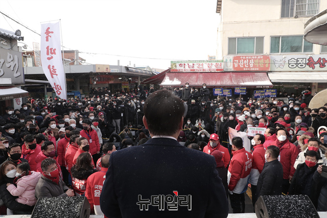 ▲ 호남지역을 방문중인 윤석열 국민의힘 대선후보가 16일 오전 광주 송정매일시장을 방문해 유세를 이어가고 있다.ⓒ정상윤 기자(사진=윤석열 캠프)
