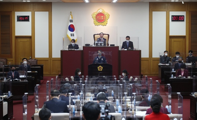 ▲ 대구광역시의회(의장 장상수)가 2월 17일 본회의를 열어 회기 중 상임위원회별로 검토를 마친 제·개정 조례안 등 22건의 안건을 최종 의결하고, 2월 8일부터 10일간 이어진 제288회 임시회 의사일정을 마무리한다.ⓒ대구시의회