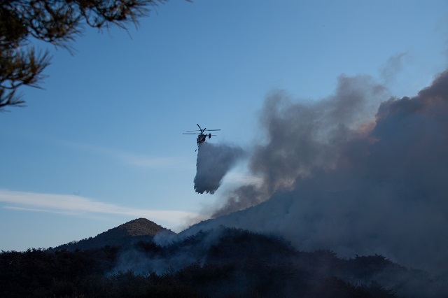 ▲ 영덕군은 산림청이 ‘산불 2단계’를 발령함에 따라 직할 관공서와 관련 단체를 총동원해 진화작업에 나서고 있다.ⓒ영덕군