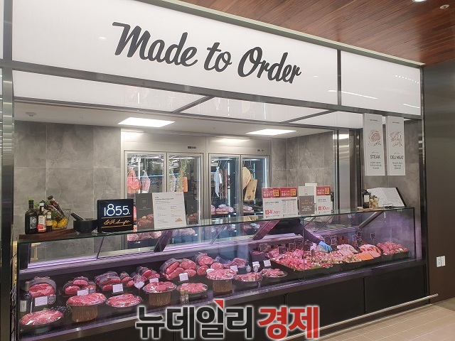 ▲ 축산 코너에서는 고객 요청이 들어오면 즉시 부위별로 손질해 제공한다ⓒ조현우 기자