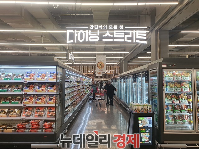 ▲ 다이닝 스트리트에는 기존의 불필요한 동선을 최소화 할 수 있도록 700여종의 간편상품을 한 곳에 갖췄다ⓒ조현우 기자