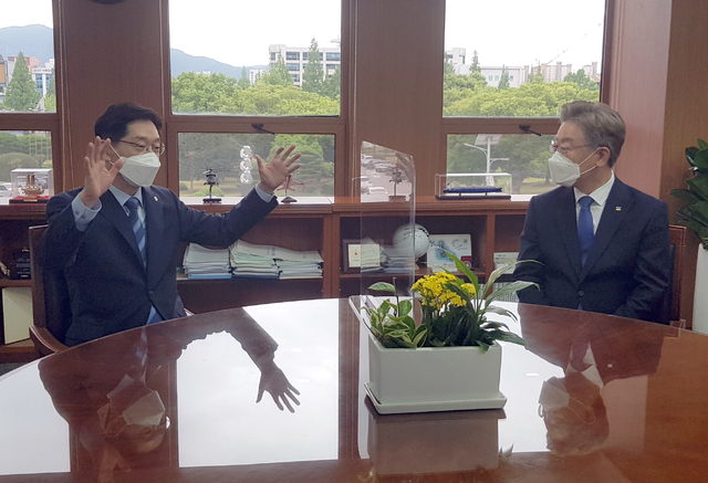 ▲ 김경수 전 경남도지사가 대법원에서 징역 2년 확정 판결을 받기 한달여 전인 2021년 6월 김 전 지사(왼쪽)와 이재명 후보(당시 경기도자)가 경남도청에서 환담을 나누고 있다. ⓒ뉴시스