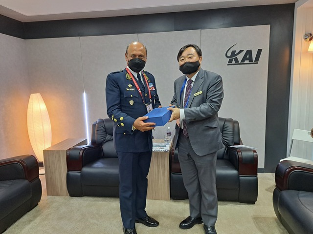 ▲ 면담을 진행한 페루 공군 알폰소 아르따디(Alfonso Javier Artadi Salatti) 사령관(왼)과 KAI 안현호 사장(오) ⓒKAI