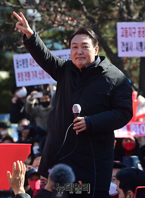 ▲ 윤석열 국민의힘 대선후보가 17일 오후 경기 성남시 야탑역 광장에서 열린 집중유세 연단에 올라 지지자들에게 손을 들어 화답하고 있다.ⓒ경기 성남=정상윤 기자