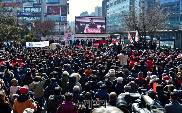 ▲ 윤석열 국민의힘 대선후보가 17일 오후 경기 성남시 야탑역 광장에서 열린 집중유세 연단에 올라 지지자들에게 손을 들어 화답하고 있다.ⓒ경기 성남=정상윤 기자